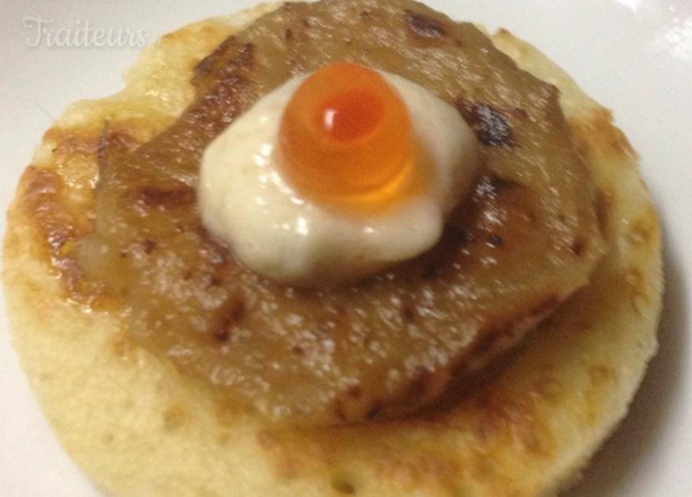 Blinis de forment aubergine, tarama au caviar et œuf de saumon