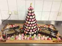 Pyramide de macarons et trois chocolats