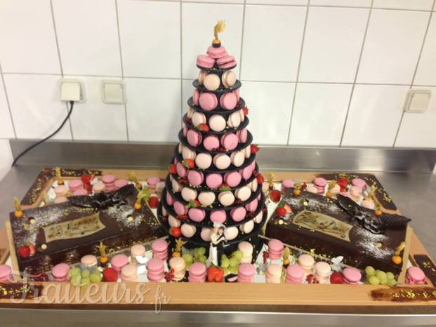 Pyramide de macarons et trois chocolats