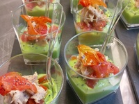 verrine de guacamole, thon mariné et pétale de tomate séchée