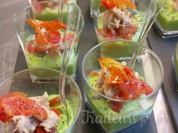 verrine de guacamole, thon mariné et pétale de tomate séchée