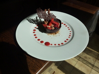 demi-sphere de chocolat et fruits rouges