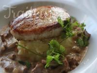 Médaillon de veau sauce aux girolles et écrasée de pommes de terre
