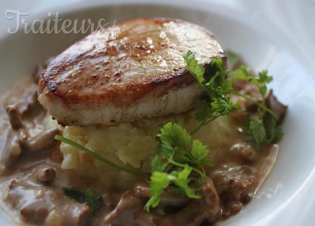 Médaillon de veau sauce aux girolles et écrasée de pommes de terre