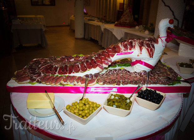 Paon de charcuterie maison affinée dans nos caves