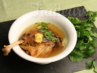 Confit de canard, bouillon thaï au gingembre et citron vert