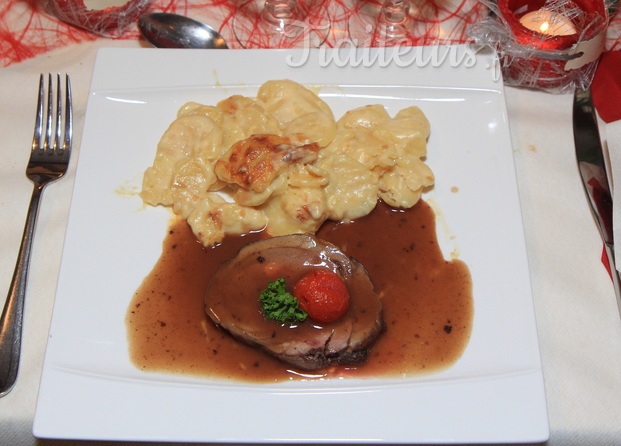 Gigot rôti sauce chevreuil