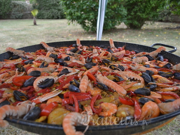 Paella mixte avec des langoustines