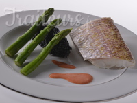 Plat : vivaneau sur peau, risotto encre de sèche et asperges vertes