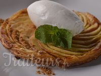 Dessert à l'assiette : tarte fine aux pommes tièdes, quenelle de glace vanille