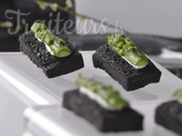 Financier encre de seiche, chèvre asperges