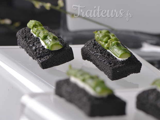 Financier encre de seiche, chèvre asperges