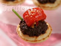 Blinis tapenade d'olives noires, tomate confite