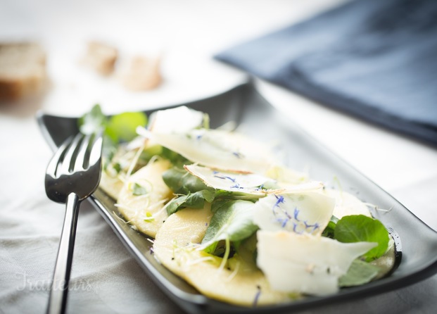 Carpaccio de pommes au miel et vinaigre de cidre, copeaux de tome et bleuets