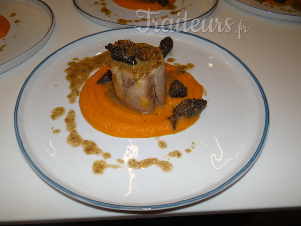 Ballottine de pintade farcie aux morilles, purée de carottes et jus de pintade aux morilles.