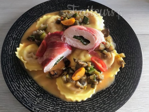 Saltimbocca de volaille, crème de tomate et ravioles tomate mozzarella