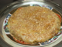 pastilla au poulet aux oignons confits à la cannelle et aux amandes