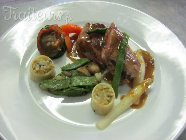 Roulé de veau aux petits légumes et asperges de saison