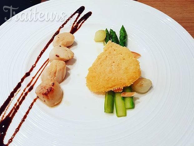 St jacques snackées, aperges au beurre, sabayon mousseux aux amandes torréfiés