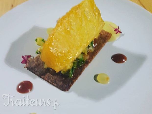 Ananas rôtis au caramel, sablé aux 4 épices, ananas frais et coriandre