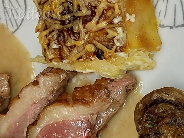 Magret de canard sauce pomme cidre gratin dauphinois et champignon farcis