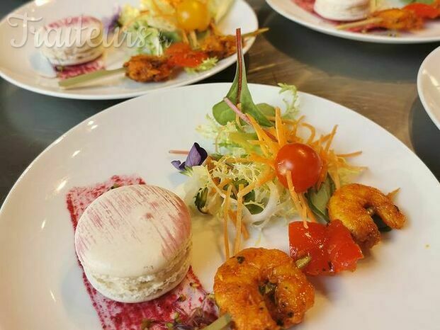 Brochette de crevette , macaron au foie gras et crudité de salade