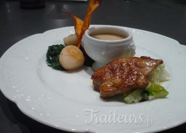 St Jacques grillées, tombée d’épinards à l’ail rose, Pak Choï et foie gras poêlé