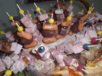 Brochettes saucisses et jambons pour cocktails