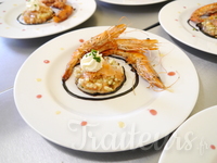 Tartare de saumon, brunoise de légumes, gambas grillées