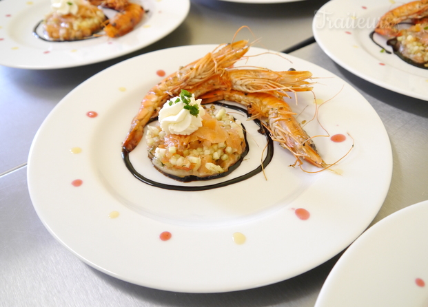 Tartare de saumon, brunoise de légumes, gambas grillées