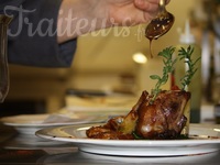 Pigeon rôti sur l'os, jus à la sarriette et sirop de vin chaud